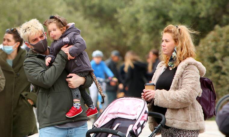 Χάρης Τζωρτζάκης: Η βόλτα με την σύζυγο και την κόρη τους λίγο πριν γίνουν γονείς για δεύτερη φορά