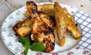 Κοτόπουλο λεμονάτο με πατάτες από τον Άκη Πετρετζίκη