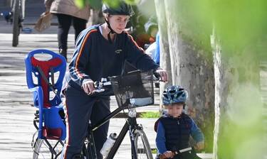 Σία Κοσιώνη: Η πιο σπορ εμφάνισή της ever! Μαθαίνοντας ποδήλατο στον γιο της!