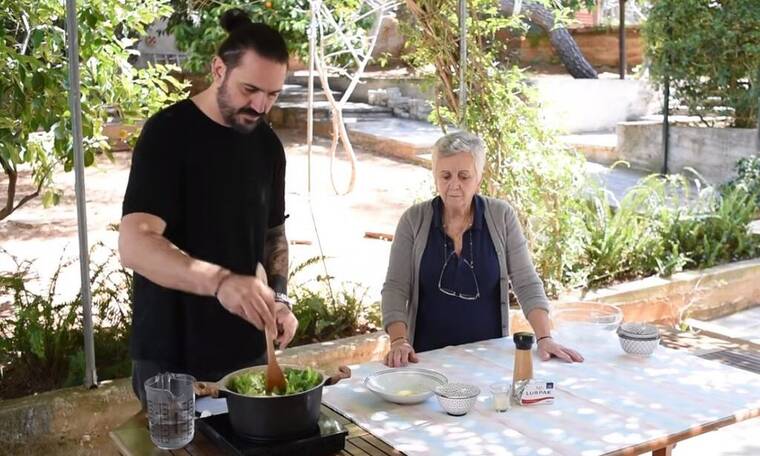 Γιώργος Μαζωνάκης: Δείτε τη μητέρα του να φτιάχνει μαγειρίτσα με τον γαμπρό της, Δημήτρη Μακρυνιώτη!