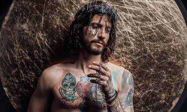Αναστάσιος Ράμμος:Αντιδράσεις για την φωτογράφιση που τον δείχνει σαν Ιησού - Τι απαντά ο φωτογράφος