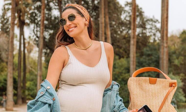 Χριστίνα Μπόμπα: Ποζάρει με μαγιό στον 8ο μήνα της εγκυμοσύνης της και είναι πιο γλυκιά από ποτέ!