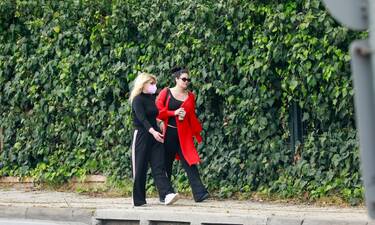 Μαρία Κορινθίου: Βιαστική και με casual looκ στη νέα της έξοδο με τη φίλη της!