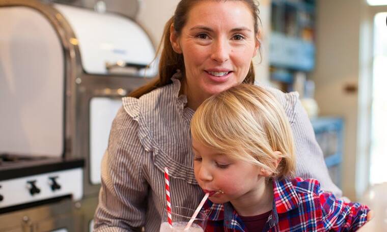 Jools Oliver-Η σύζυγος του Jamie Oliver φτιάχνει το smoothie των παιδιών της
