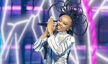 Eurovision 2021 Τελικός: Ισραήλ: Μετέτρεψε τα μαλλιά της σε τιάρα βασίλισσας & τα «έσπασε» στη σκηνή
