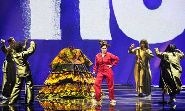 Eurovision 2021 Τελικός: Ρωσία: Η ερμηνεύτρια βγήκε μέσα από μια παραδοσιακή φορεσιά