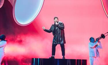 Eurovision 2021 Τελικός: Ηνωμένο Βασίλειο: O James Newman ερμήνευσε το τραγούδι «Embers»