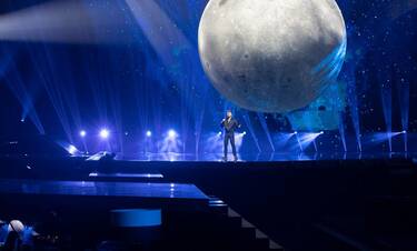 Eurovision 2021 Τελικός: Ισπανία: Ένα ολόγιομο φεγγάρι γέμισε τις οθόνες μας