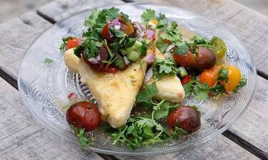 Τυρί σαγανάκι με σάλτσα από ντοματίνια - Μια υπέροχη συνταγή από τον Άκη Πετρετζίκη
