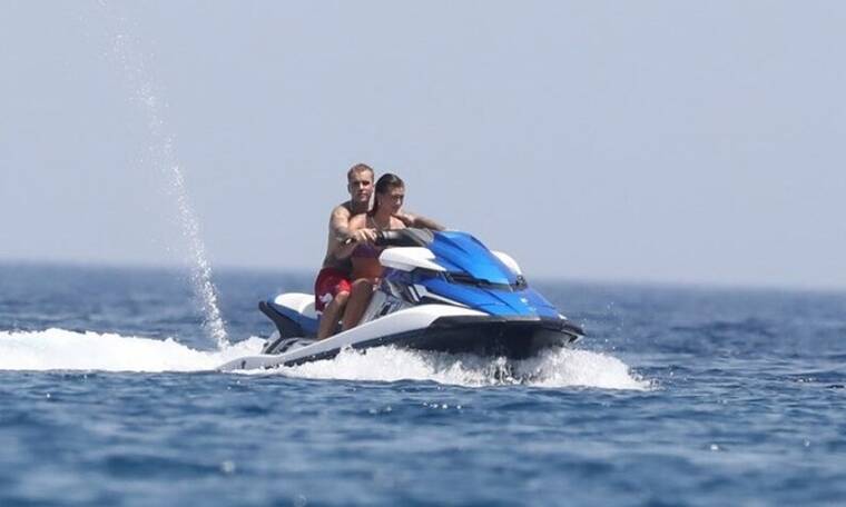 Justin Bieber - Hailey Baldwin: Έκαναν jet ski στη Μήλο και απόλαυσαν τις ομορφιές της Ελλάδας