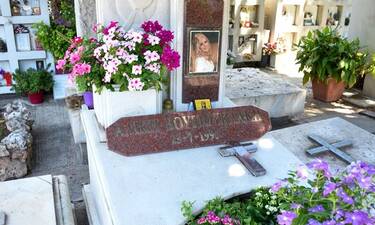 Συγκίνηση στο μνημόσυνο της Αλίκης Βουγιουκλάκη – Λύγισε η Έφη Πίκουλα (Vid & Pics)