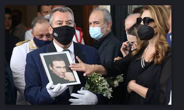 Κηδεία Βοσκόπουλου: Συγκλονιστική στιγμή! Το χάδι της Γκερέκου στη φώτο του Τόλη Βοσκόπουλου