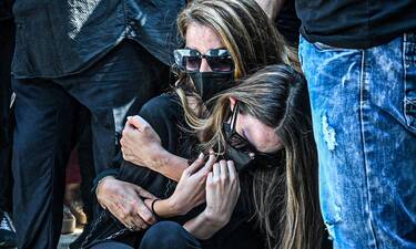 Κηδεία Βοσκόπουλου: Η σπαρακτική φώτο της κόρης του Μαρίας στην αγκαλιά της Αντζελας Γκερέκου