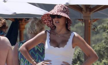 Σταματίνα Τσιμτσιλή: Βγήκε με λευκό ολόσωμο σε παραλία της Πάρου και έκανε τη διαφορά στο beachwear