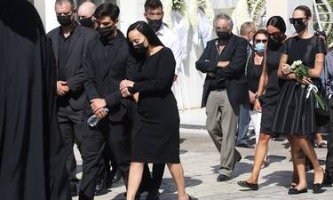 Συντετριμμένοι η Βίκυ Σταμάτη και ο γιος της στην κηδεία του Άκη Τσοχατζόπουλου