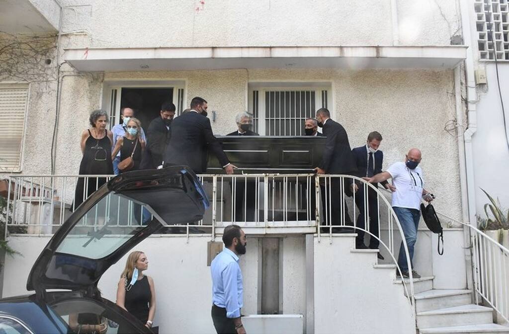 Μίκης Θεοδωράκης: Πλήθος κόσμου έξω από το σπίτι του (Photos) | Gossip-tv.gr