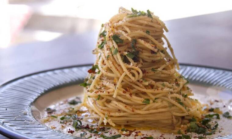 Σπαγγέτι aglio e olio από τον Άκη Πετρετζίκη