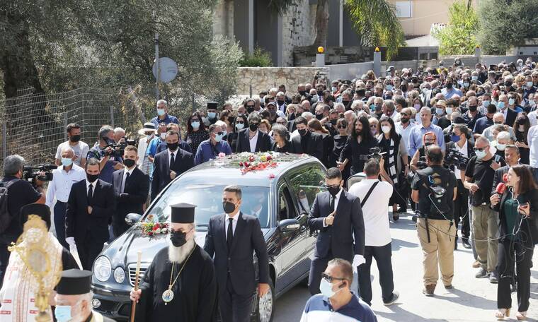 Κηδεία Μίκη Θεοδωράκη: Πολιτικοί και καλλιτέχνες αποχαιρετούν τον σπουδαίο μουσικοσυνθέτη στην Κρήτη