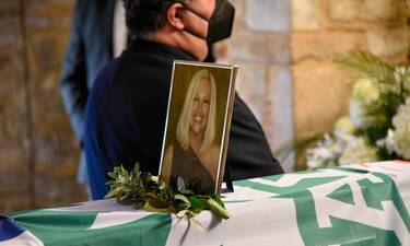 Κηδεία Φώφης Γεννηματά: Συντετριμμένη η αδερφή της, Μαίρη – Ζήτησε να μείνει μόνη μέσα στη Μητρόπολη