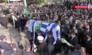 Κηδεία Φώφης Γεννηματά: Το δυνατό χειροκρότημα έξω από τη Μητρόπολη – «Αθάνατη» φώναξαν με μια φωνή