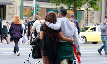 Τρελός έρωτας! Αχώριστοι και συνεχώς αγκαλιά στη μέση του δρόμου! (photos)