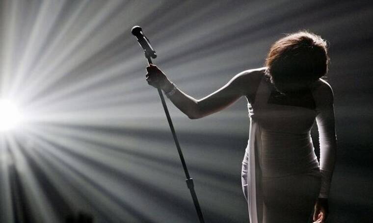 Απίστευτο! Τραγουδίστρια ούρησε πάνω σε θαυμαστή γιατί δεν... κρατιόταν στη συναυλία της (Video)