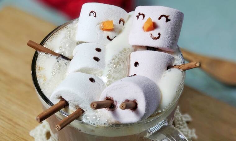Χιονάνθρωποι από marshmallows για τα χριστουγεννιάτικά σας ροφήματα (vid)