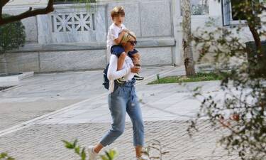 Σια Κοσιώνη: Πρωινή βόλτα στην καρδιά της Αθήνας, με τον γιο της! (photos)