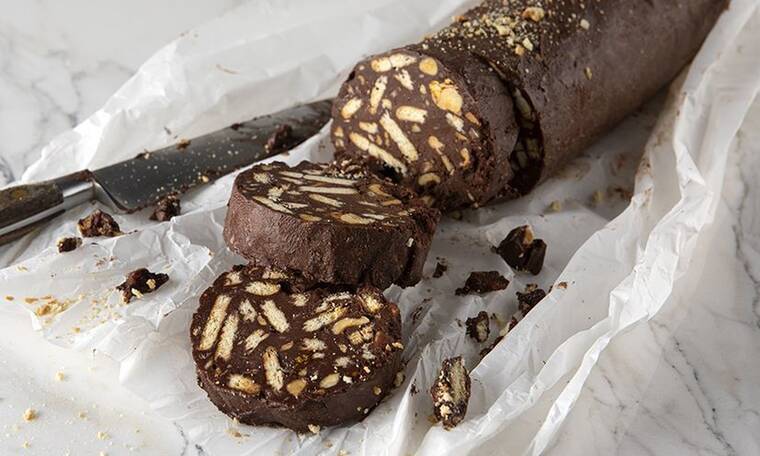 Κορμός σοκολάτας με καραμελωμένα φουντούκια από τον Άκη Πετρετζίκη