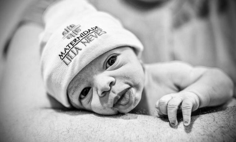 Αξιολάτρευτα μωρά δευτερόλεπτα μετά τη γέννησή τους