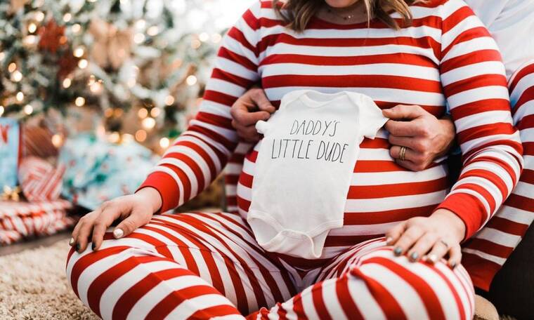 Χριστουγεννιάτικες φωτογραφίες εγκυμοσύνης: Εμπνευστείτε από το Instagram