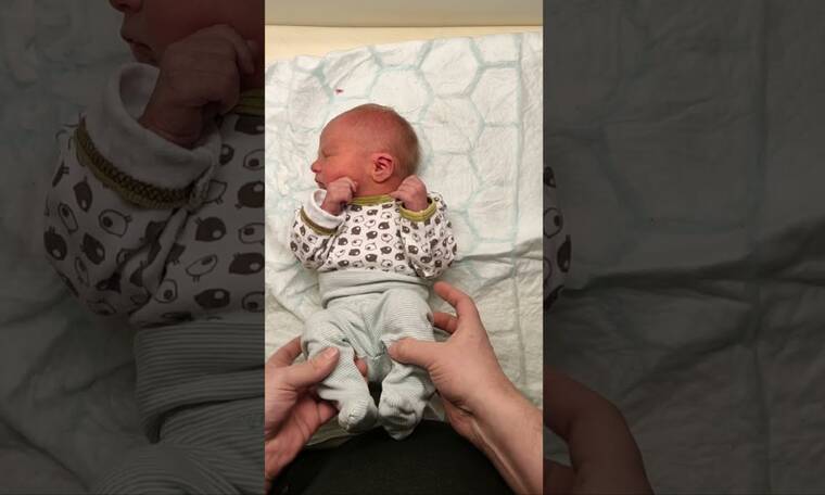 Μπαμπάς αλλάζει την πάνα στον νεογέννητο γιο του και γίνεται viral (vid)