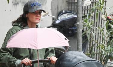 Χριστίνα Μπόμπα: Ακόμη και με βροχή δε χάνει τη βόλτα με τις δίδυμες