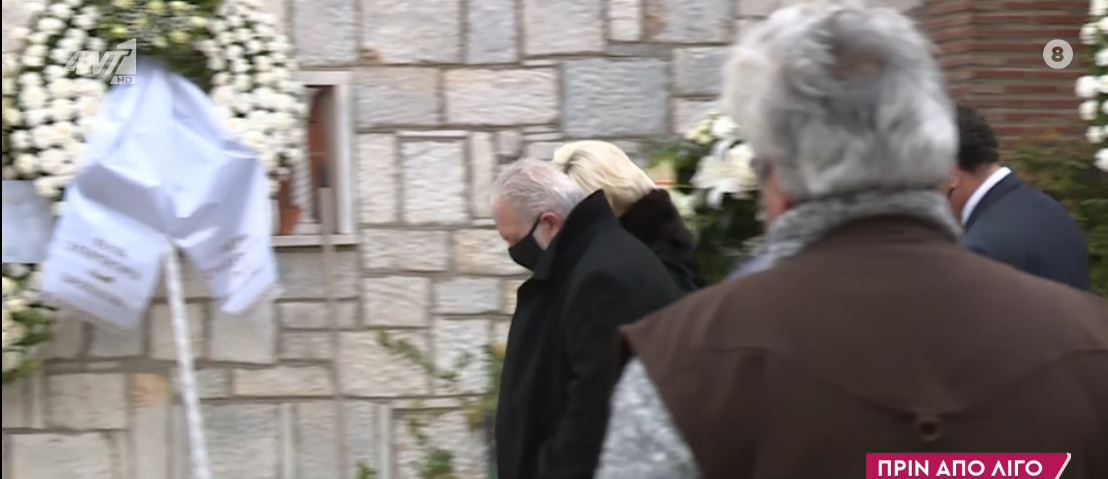 Κηδεία Γιώργου Τράγκα: Συντετριμμένη η γυναίκα του δημοσιογράφου, Μαρία Καρρά[video]