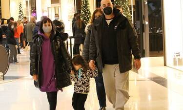 Κατερίνα Τσάβαλου: Βόλτα και ψώνια με την κόρη και τον σύζυγό της (Photos)