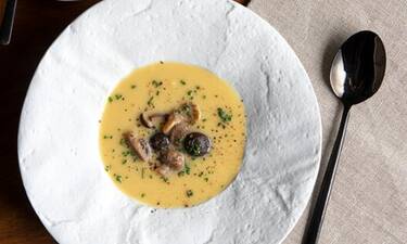 Κολοκυθόσουπα με σελινόριζα και άγρια μανιτάρια από τον Άκη Πετρετζίκη