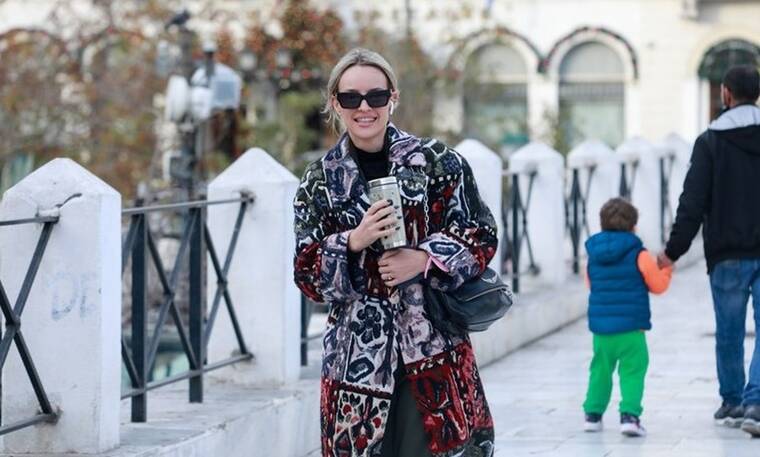 Ιλένια Ουίλιαμς: Βόλτα στο κέντρο της Αθήνας με το πιο stylish πανωφόρι (Photos)