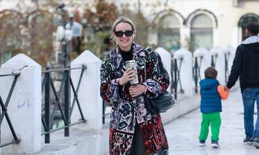 Ιλένια Ουίλιαμς: Βόλτα στο κέντρο της Αθήνας με το πιο stylish πανωφόρι (Photos)