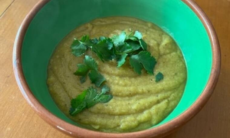 Συνταγή για σούπα με κουνουπίδι πατάτα σκόρδο και κουρκουμά ότι καλύτερο για τον καιρό αυτό (Γράφει η Majenco)