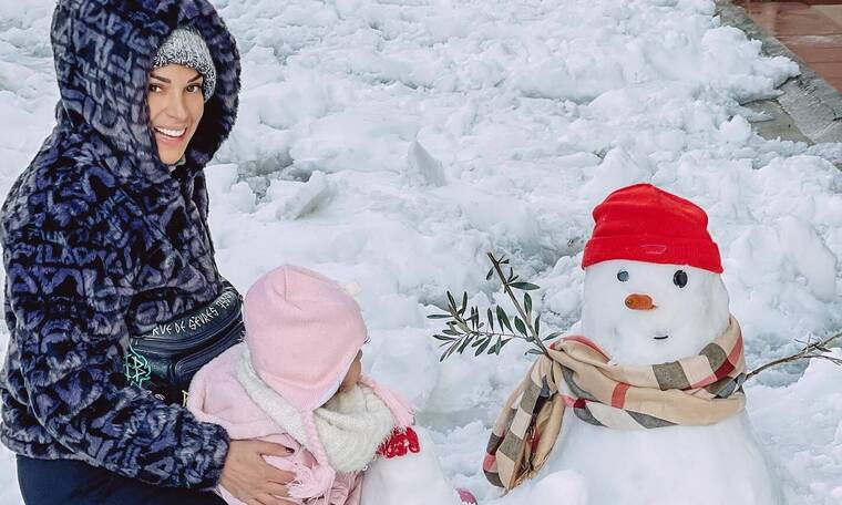 Ελένη Χατζίδου: Παιχνίδια στο χιόνι μαζί με τον σύζυγό της, Ετεοκλή και την κόρη τους Μελίτα