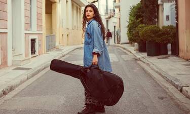 Μαρίνα Σπανού: Έγινε talk of the town τραγουδώντας στους δρόμους της Αθήνας