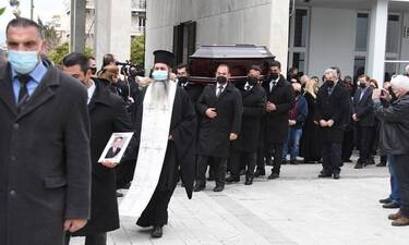 Κηδεία Τσοβόλα: Συντετριμμένοι συγγενείς και φίλοι στο τελευταίο αντίο (Photos)