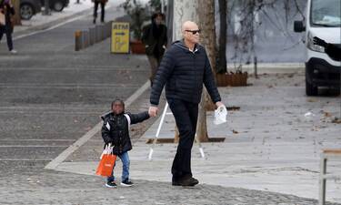 Ευτυχισμένος μπαμπάς ο Τζώνη Καλημέρης! Η βόλτα με την μικρή Ada στο κέντρο της Αθήνας.
