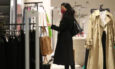 Η Ιωάννα Τριανταφυλλίδου μόνη για ψώνια σε γνωστό εμπορικό κέντρο