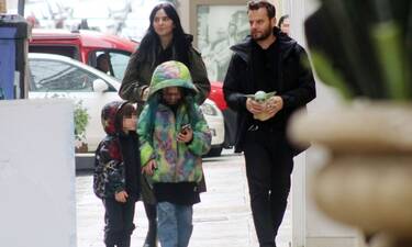 Ζενεβιέβ Μαζαρί: Το καταπληκτικό πανωφόρι και η βόλτα στο κέντρο της Αθήνας με την οικογένειά της