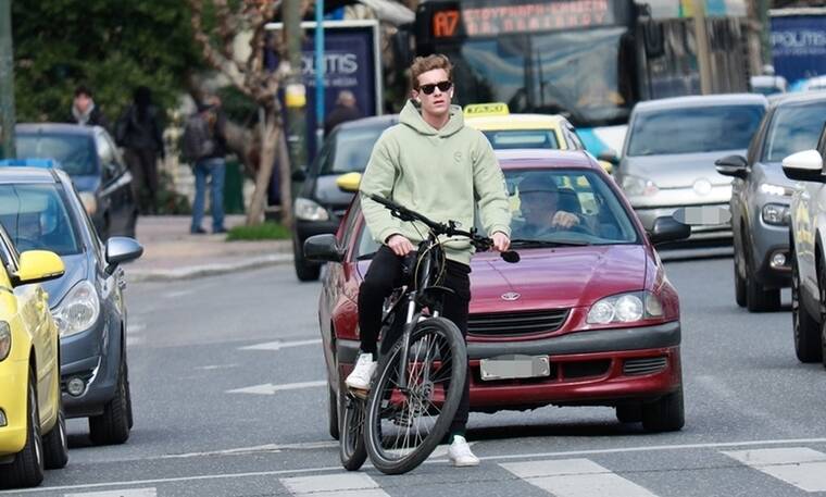 Έντουαρντ Στεργίου: Βόλτα με το ποδήλατό του μετά την κίνηση ανθρωπιάς για τον πόλεμο στην Ουκρανία