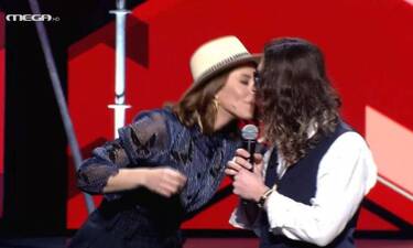 X Factor: Ξετρελάθηκε η Μαρίζα Ρίζου - Σηκώθηκε για να μυρίσει τον διαγωνιζόμενο! Τρελό γέλιο!