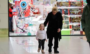 Τζένη Μπότση: Μαμά και κόρη πήγαν βόλτα σε εμπορικό κέντρο των βορείων προαστίων