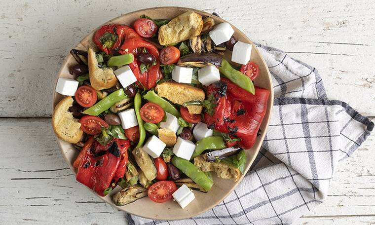 Ζεστή μεσογειακή σαλάτα λαχανικών από τον Άκη Πετρετζίκη