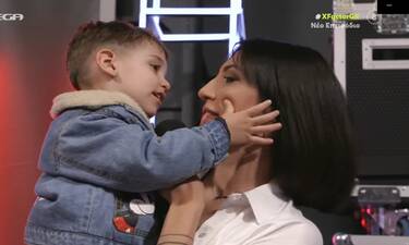 X Factor: Σοφία Λεοντίτση: Την κατέβαλε το άγχος της, αλλά πέρασε με 4 ναι- Η αγκαλιά στον γιο της!